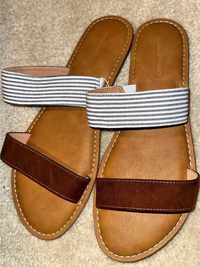 Amazon Essentials Sylvia Flat Sandal Striped Brown & White Sandals